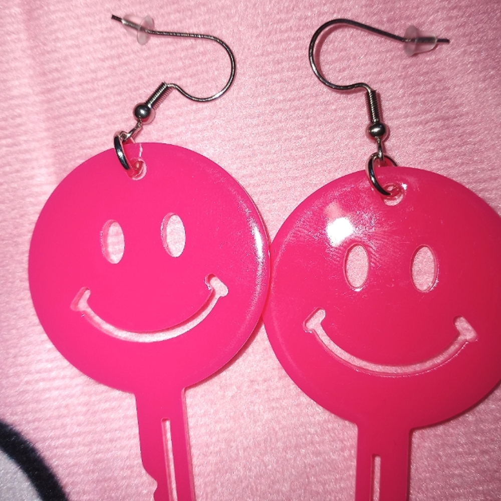 ☆ 👾 Hot Pink Smiley Face Key Earrings